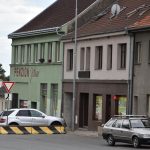 Nejvíc potravinářských obchodů na náměstí mají zřejmě Bernartice