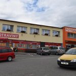 Nejvíc potravinářských obchodů na náměstí mají zřejmě Bernartice