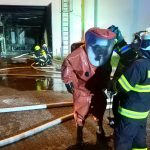 Výbuchy a rozmetané výplně oken. Noční požár v táborském Brisku zaměstnal padesátku hasičů