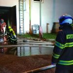 Výbuchy a rozmetané výplně oken. Noční požár v táborském Brisku zaměstnal padesátku hasičů