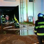 Výbuchy a rozmetané výplně oken. Noční požár v táborském Brisku zaměstnal padesátku hasičů