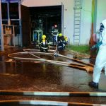 Výbuchy a rozmetané výplně oken. Noční požár v táborském Brisku zaměstnal padesátku hasičů