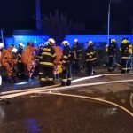 Výbuchy a rozmetané výplně oken. Noční požár v táborském Brisku zaměstnal padesátku hasičů