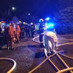 Výbuchy a rozmetané výplně oken. Noční požár v táborském Brisku zaměstnal padesátku hasičů