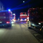 Výbuchy a rozmetané výplně oken. Noční požár v táborském Brisku zaměstnal padesátku hasičů