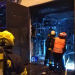 Výbuchy a rozmetané výplně oken. Noční požár v táborském Brisku zaměstnal padesátku hasičů