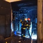 Výbuchy a rozmetané výplně oken. Noční požár v táborském Brisku zaměstnal padesátku hasičů