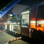 Výbuchy a rozmetané výplně oken. Noční požár v táborském Brisku zaměstnal padesátku hasičů