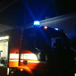 Výbuchy a rozmetané výplně oken. Noční požár v táborském Brisku zaměstnal padesátku hasičů