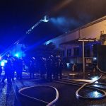 Výbuchy a rozmetané výplně oken. Noční požár v táborském Brisku zaměstnal padesátku hasičů