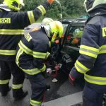 Zraněnou těhotnou ženu museli hasiči z auta vyprostit