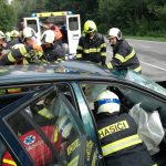 Zraněnou těhotnou ženu museli hasiči z auta vyprostit