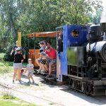 V dačické zahradě jezdí vlak tažený parní lokomotivou