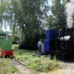 V dačické zahradě jezdí vlak tažený parní lokomotivou