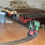 V dačické zahradě jezdí vlak tažený parní lokomotivou