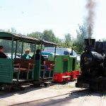 V dačické zahradě jezdí vlak tažený parní lokomotivou