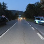 Kamion srazil sloup a do něj narazilo další osobní auto. Skončilo zdemolované