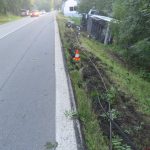 Kamion srazil sloup a do něj narazilo další osobní auto. Skončilo zdemolované