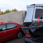 Fotografie hasičů z nehody kamionu, který v Písku zablokoval silnici