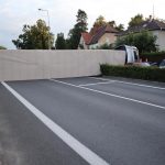 Fotografie hasičů z nehody kamionu, který v Písku zablokoval silnici