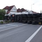 Fotografie hasičů z nehody kamionu, který v Písku zablokoval silnici