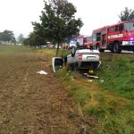 Auto skončilo na střeše, zraněná řidička musela být vyproštěna