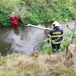 Motorkář skončil v potoce, poté byl letecky transportován do nemocnice