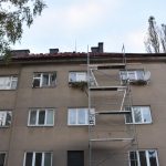 Neštěstí v Táboře. Mladý pokrývač nepřežil pád ze střechy