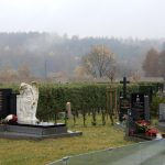 V deštivém počasí v neděli lidé navštěvovali hroby, Dušičky jsou v pondělí