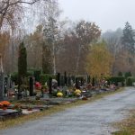 V deštivém počasí v neděli lidé navštěvovali hroby, Dušičky jsou v pondělí