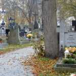V deštivém počasí v neděli lidé navštěvovali hroby, Dušičky jsou v pondělí
