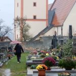 V deštivém počasí v neděli lidé navštěvovali hroby, Dušičky jsou v pondělí