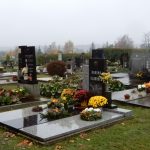 V deštivém počasí v neděli lidé navštěvovali hroby, Dušičky jsou v pondělí