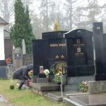 V deštivém počasí v neděli lidé navštěvovali hroby, Dušičky jsou v pondělí