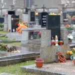V deštivém počasí v neděli lidé navštěvovali hroby, Dušičky jsou v pondělí