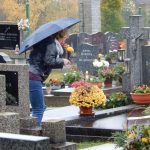 V deštivém počasí v neděli lidé navštěvovali hroby, Dušičky jsou v pondělí