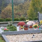 V deštivém počasí v neděli lidé navštěvovali hroby, Dušičky jsou v pondělí