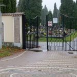 V deštivém počasí v neděli lidé navštěvovali hroby, Dušičky jsou v pondělí