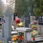 V deštivém počasí v neděli lidé navštěvovali hroby, Dušičky jsou v pondělí