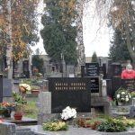 V deštivém počasí v neděli lidé navštěvovali hroby, Dušičky jsou v pondělí
