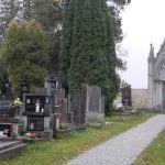 V deštivém počasí v neděli lidé navštěvovali hroby, Dušičky jsou v pondělí