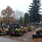 V deštivém počasí v neděli lidé navštěvovali hroby, Dušičky jsou v pondělí