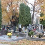 V deštivém počasí v neděli lidé navštěvovali hroby, Dušičky jsou v pondělí