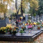 V deštivém počasí v neděli lidé navštěvovali hroby, Dušičky jsou v pondělí