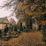 Nedělní přípravy na uctění památky zesnulých byly klidné