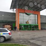 Anonym nahlásil bombu v budějovickém Globusu. Policie evakuovala přes pět set lidí