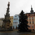 Vánoční jedle už zdobí hradecké náměstí. Rozsvítí se bez přítomnosti lidí