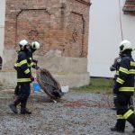 Čápi v Soběslavi dostali na komín od hasičů podklad pro nové hnízdo