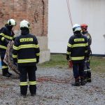Čápi v Soběslavi dostali na komín od hasičů podklad pro nové hnízdo