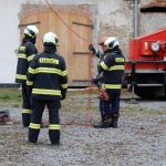 Čápi v Soběslavi dostali na komín od hasičů podklad pro nové hnízdo